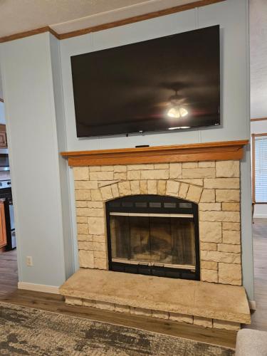 Camp Joy Lake House, Caldwell, TX sleeps 10 in Caldwell, USA