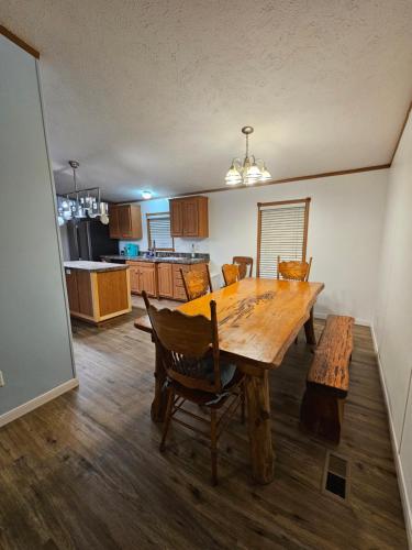 Camp Joy Lake House, Caldwell, TX sleeps 10 in Caldwell, USA