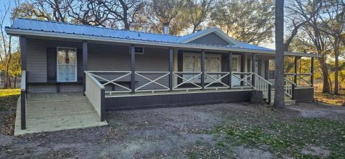 Camp Joy Lake House, Caldwell, TX sleeps 10 in Caldwell, USA