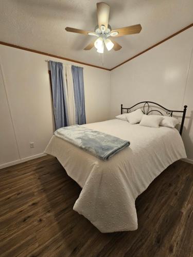 Camp Joy Lake House, Caldwell, TX sleeps 10