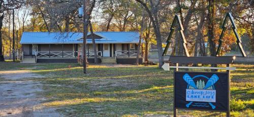 Camp Joy Lake House, Caldwell, TX sleeps 10