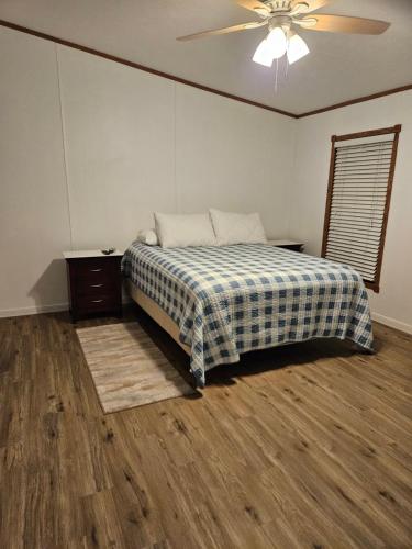 Camp Joy Lake House, Caldwell, TX sleeps 10