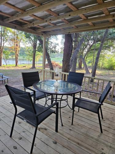 Camp Joy Lake House, Caldwell, TX sleeps 10