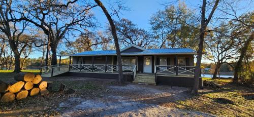 Camp Joy Lake House, Caldwell, TX sleeps 10