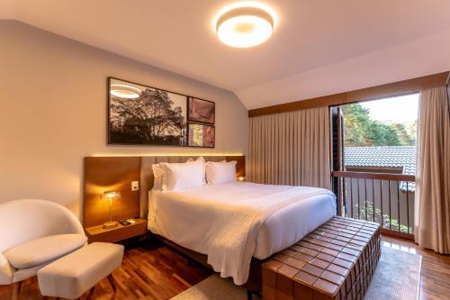 Deluxe Queen Room image 8