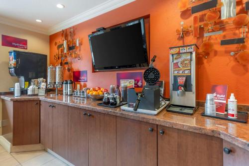 Best Western Plus Airport Plaza - image 7