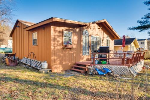 Glen Cottage with Deck and River View 3 Mi to Skiing!