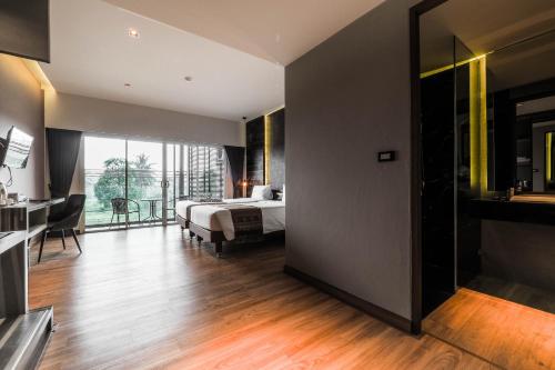 room detail thumbnail 2