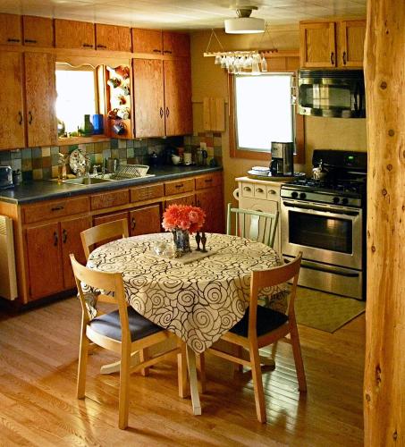 Kitchen, Fivespot Cabin in Miramonte (CA)