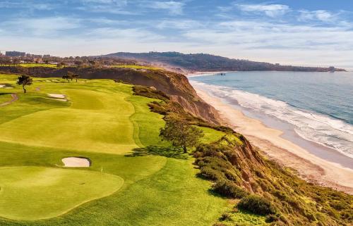 Amazing Location - Large and Luxurious 1 Bedroom Beach Condo By Beaches and Attractions in Solana Beach, USA