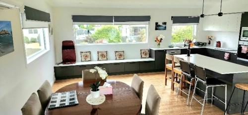 Konyha, Beach Getaway - Blessington Villa in Sandford