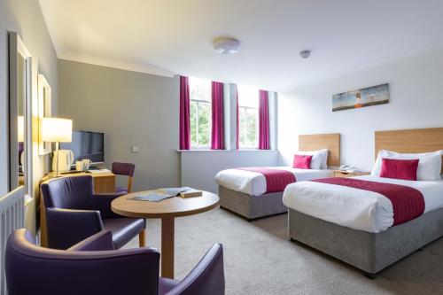 1 double bed, 1 twin bed