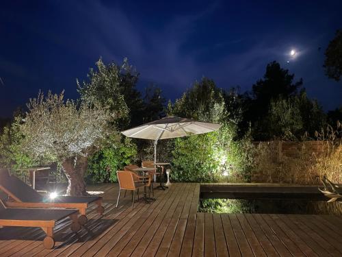 Iekārtas, L'Amourier en Cévennes, suites romantiques avec Jacuzzi privatif ou baignoire ronde Terrazzo (L'Amourier en Cevennes, suites romantiques avec Jacuzzi privatif ou baignoire ronde Terrazzo) in Saint-Hippolyte-du-Fort