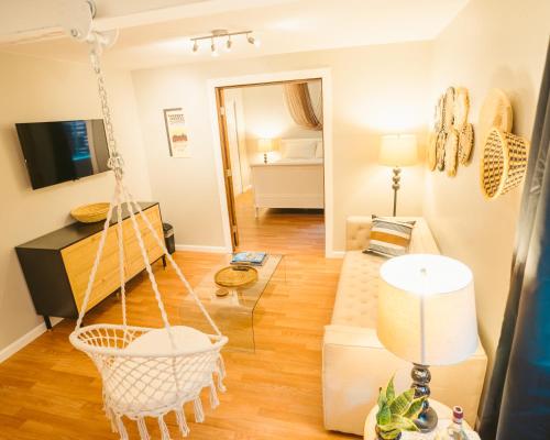 صالة مشتركة/ منطقة التلفزيون, Windsor Retreat Private Basement Suite in Dayton Triangle