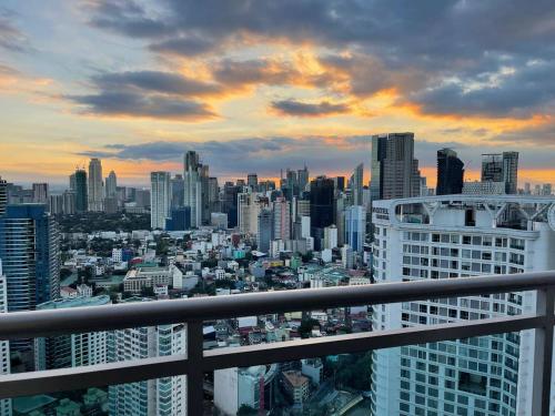 Vibrant 1BR Acqua Livingstone with Netflix, Pool & Gym, Manila (fotografie 5)