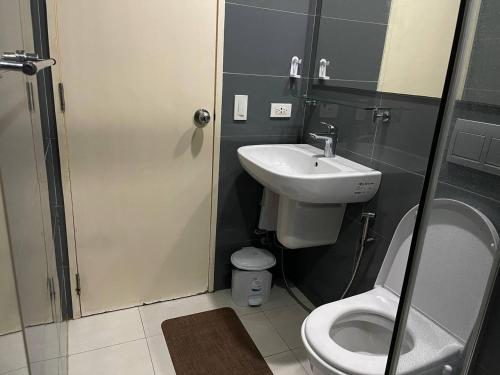 Vibrant 1BR Acqua Livingstone with Netflix, Pool & Gym, Manila (fotografie 9)