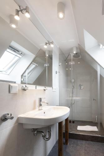 One-Bedroom Apartment image 10