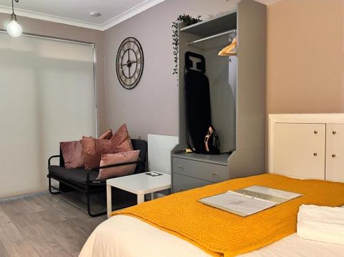 Cosy & Convenient space near M1, EM Airport & City 3