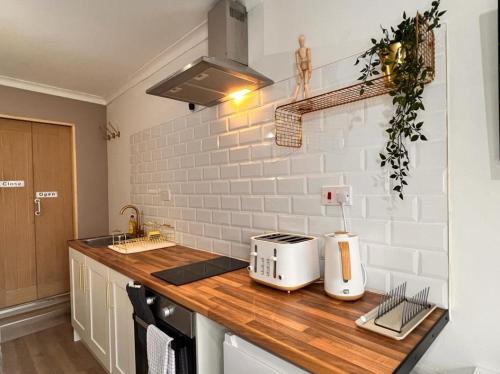 Cosy & Convenient space near M1, EM Airport & City 5