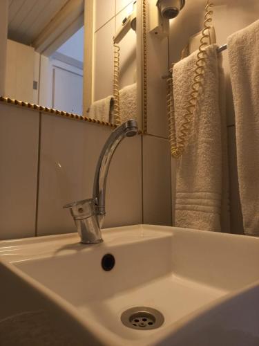 Standard Single Room image 9