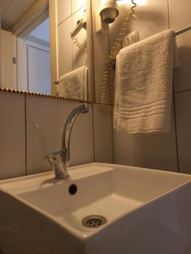 Standard Single Room image 6