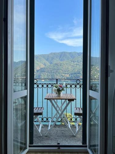 Emy House Charming Apt Stunning Views /Balcony - Apartment - Carate Urio