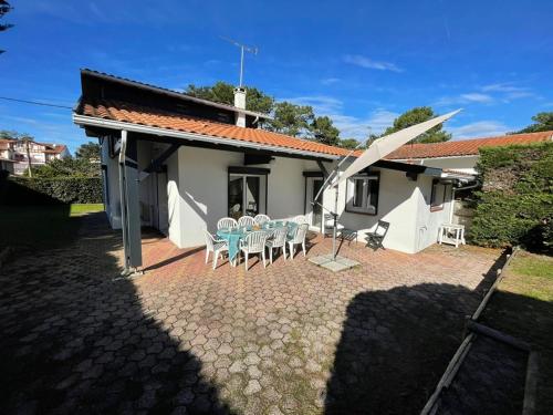 Holiday Home (8 Adults) room in Maison Familiale Pres de la Plage avec Grand Jardin et Parking Prive - FR-1-413-108