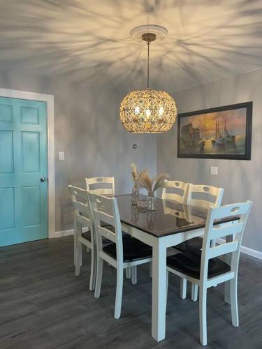 Modern Downtown Gem - Close to Beach - Yard - Pkg! in Port Austin, USA