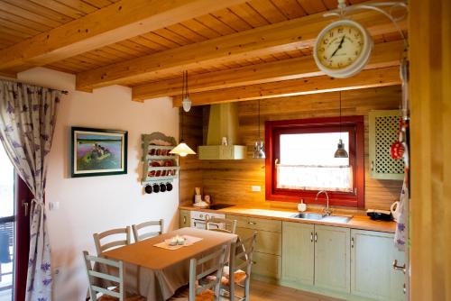 HIŠA ROSA (HISA ROSA) in บานอฟชี