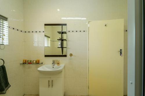 Zambezi Family Lodge - Lion Room - image 3