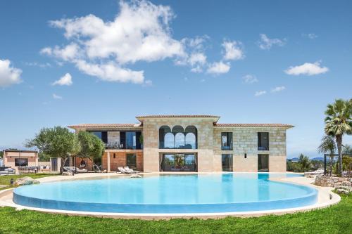 super luxury villa biggest pool Mallorca's