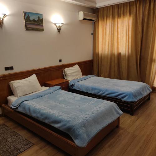 2 twin beds