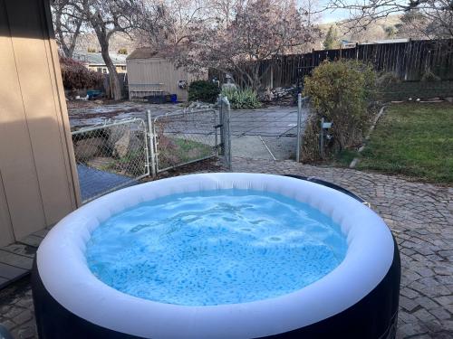 East Wenatchee Oasis 4BR, Pool, Hot Tub, Loop Trail