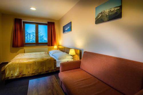 2 twin beds, 1 sofa bed