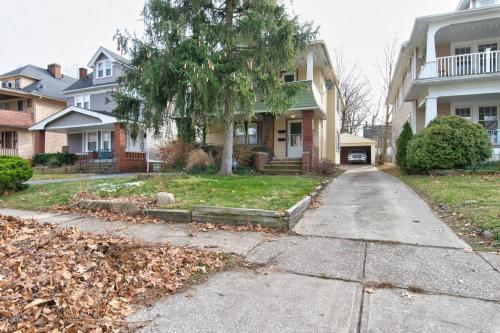 Charming 2BR 1 bath in the heart of CLE Heights