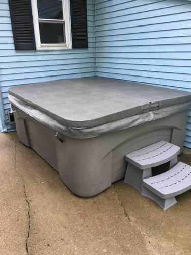 Caddy Corner has a hot tub just outside of town