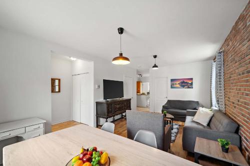 DUPLEX FOR GROUP STAY_MONT-ROYAL
