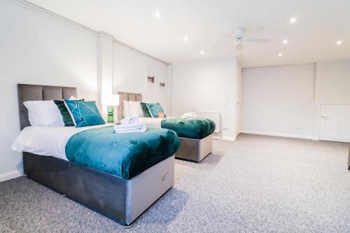 Ideal Contractor House Near BBC Studios - Includes Free Parking - Tap to explore photos