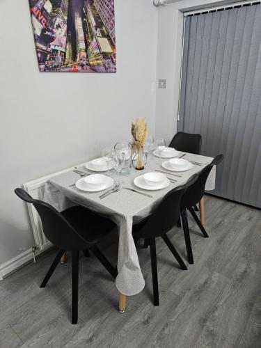 Facilities, Lister Park Bradford 2bed Detached Cottage House Parking Cinema Screen Games Room in Shipley