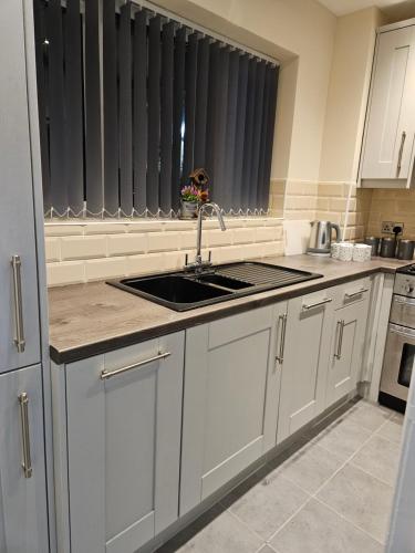 Kitchen, Lister Park Bradford 2bed Detached Cottage House Parking Cinema Screen Games Room in Shipley