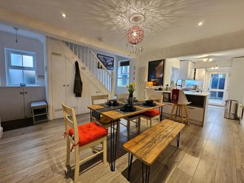 MAGICAL HARRY POTTER THEMED HOME IN WATFORD - FREE off-street PARKING gîte à louer Watford High Street Railway Station
