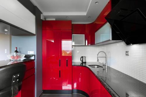 Cozinha, Elite Apartments  Seaview Tower | amazing see view & free parking | By the Sea in Przymorze