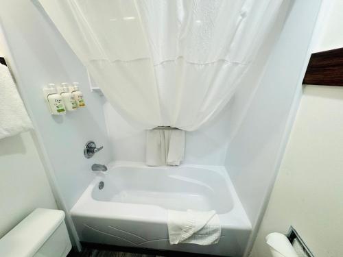 King Room- Non-Smoking image 8