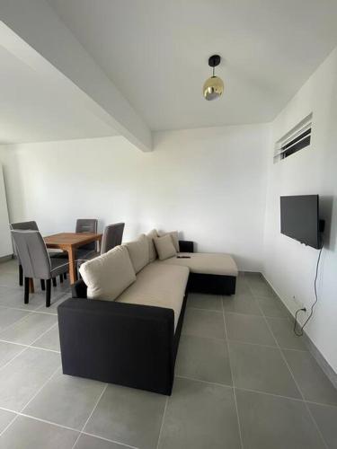 zonă comună salon/TV, Havre de détente, F2 et studio en bas de villa avec piscine (Havre de detente, F2 et studio en bas de villa avec piscine) in Le Diamant