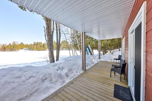 Chalet bord de l'eau et sentier