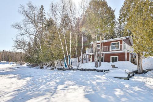 Chalet bord de l'eau et sentier