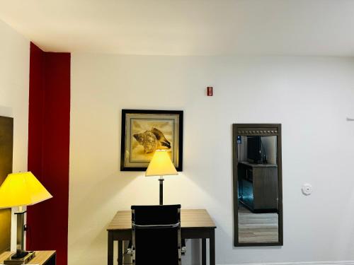King Room with Balcony - Non-Smoking image 4