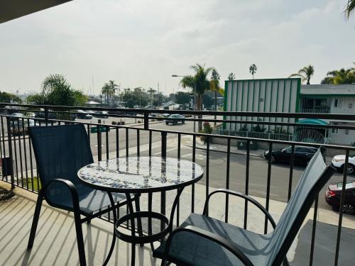King Room with Balcony - Non-Smoking image 8
