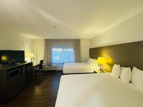 Queen Room with Two Queen Beds - Non-Smoking image 3