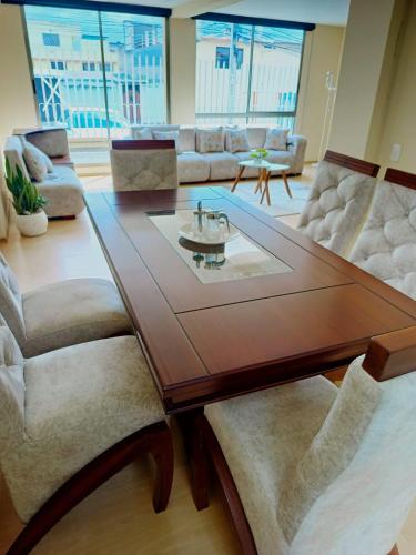 Amplio apartamento El Eden cerca Embajada Americana y Solca - zona tranquila seguridad 24-7 – khách sạn tại Keneddy